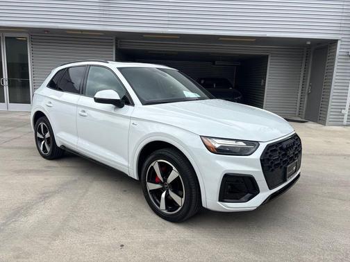 Glacier White Metallic 2024 Audi Q5 45 S line quattro Premium