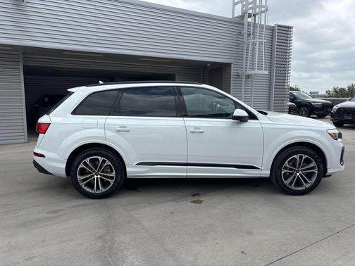 Carrara White 2026 Audi Q7 55