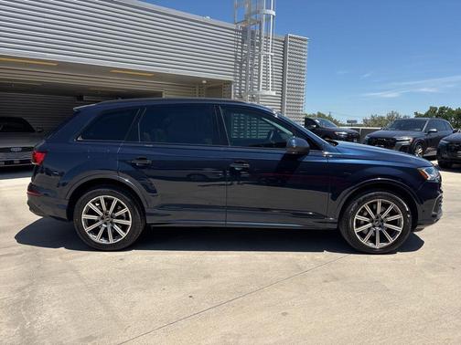 Waitomo Blue Metallic 2024 Audi Q7 45 Premium