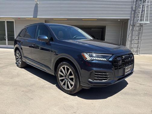 Waitomo Blue Metallic 2024 Audi Q7 45 Premium
