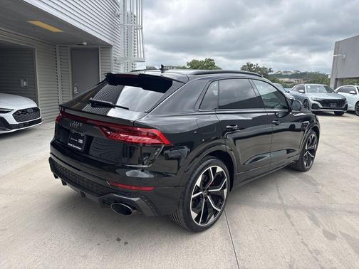 Mythos Black Metallic 2024 Audi RS Q8 4.0T quattro