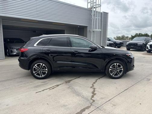 Mythos Black Metallic 2025 Audi Q5 2.0T quattro Premium