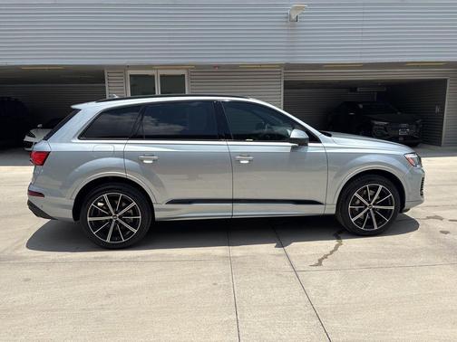 2025 Audi Q7 45 Premium Plus