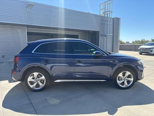 Navarra Blue Metallic 2024 Audi Q5 45 S line quattro Premium