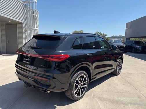 Mythos Black Metallic 2026 Audi Q5 PLUS