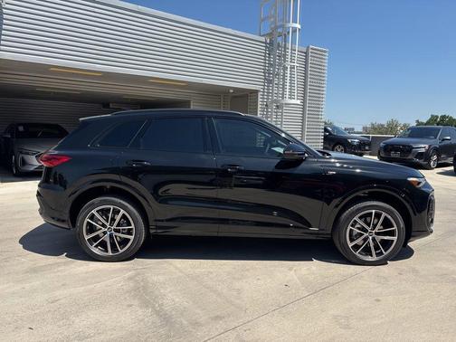 Mythos Black Metallic 2026 Audi Q5 PLUS