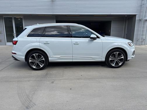 2023 Audi Q7 55 Premium