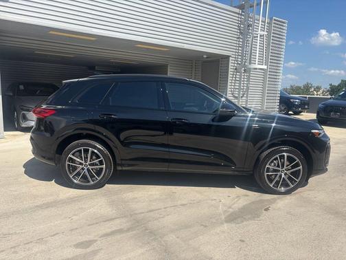 Mythos Black Metallic 2026 Audi Q5 PLUS