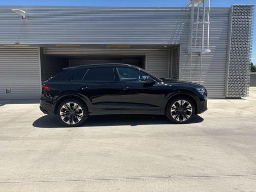 2025 Audi Q8 55 Premium