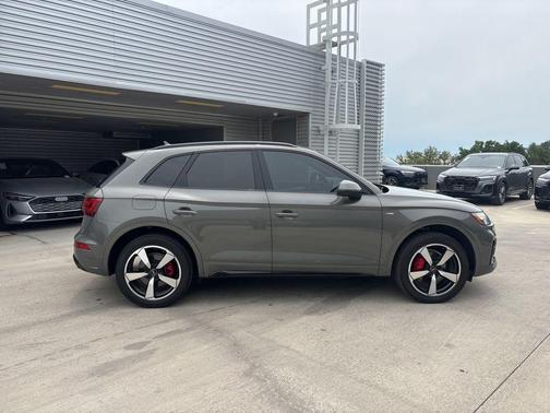 Chronos Gray Metallic 2024 Audi Q5 45 S line quattro Premium