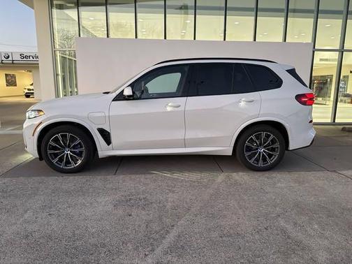 Alpine White 2024 BMW X5 PHEV xDrive50e