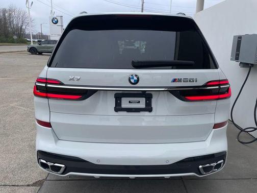 2023 BMW X7 M60i