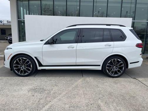 2023 BMW X7 M60i
