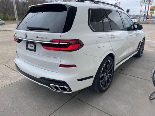 2023 BMW X7 M60i