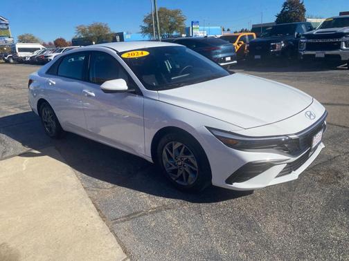 2024 Hyundai ELANTRA SEL
