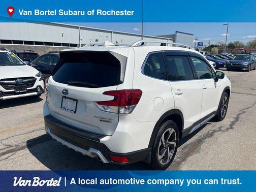 Crystal White Pearl 2022 Subaru Forester Touring