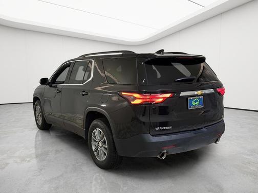Mosaic Black Metallic 2022 Chevrolet Traverse LT Cloth
