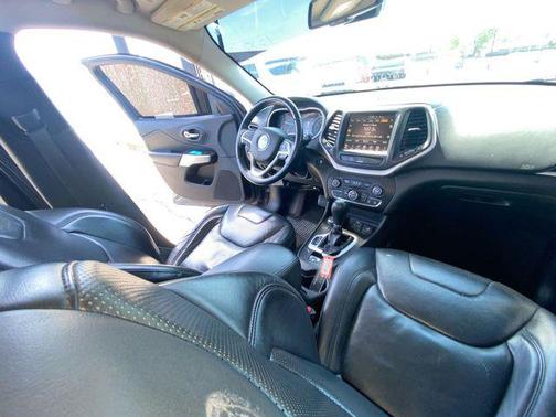 Granite Crystal Metallic Clearcoat 2018 Jeep Cherokee Overland