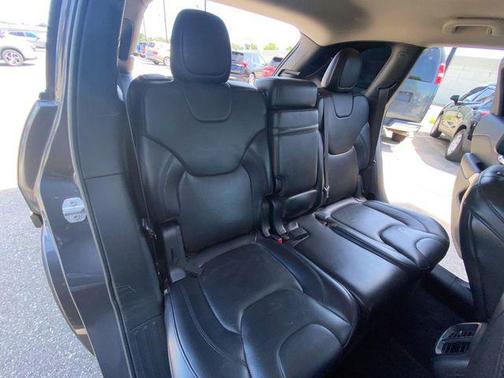 Granite Crystal Metallic Clearcoat 2018 Jeep Cherokee Overland