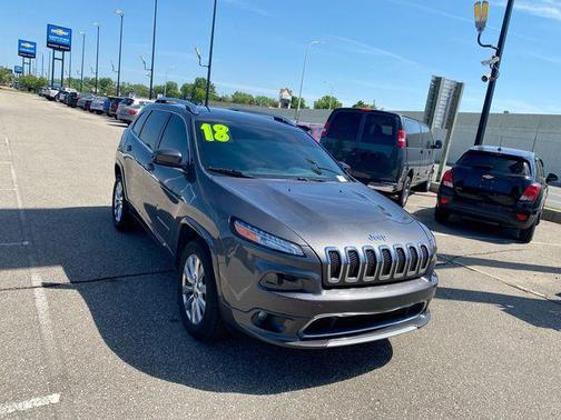 Granite Crystal Metallic Clearcoat 2018 Jeep Cherokee Overland