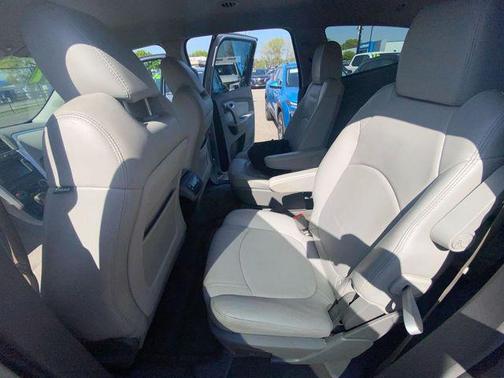 Silver Ice Metallic 2011 Chevrolet Traverse 2LT