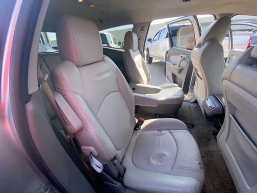 Silver Ice Metallic 2011 Chevrolet Traverse 2LT