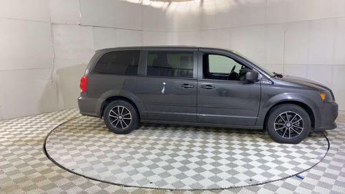 Granite Pearlcoat 2017 Dodge Grand Caravan SE
