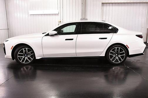 White 2024 BMW 740 xDrive