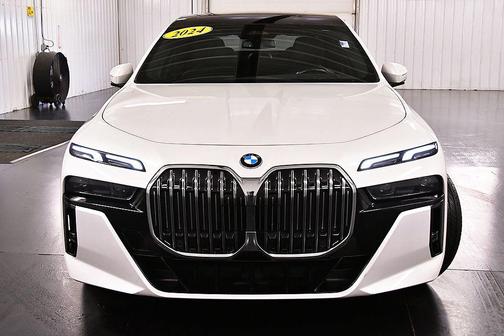 White 2024 BMW 740 xDrive