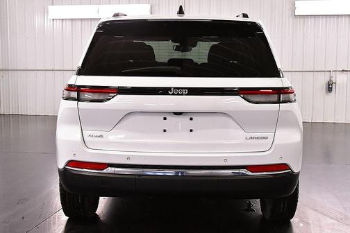 Bright White Clearcoat 2023 Jeep Grand Cherokee Laredo