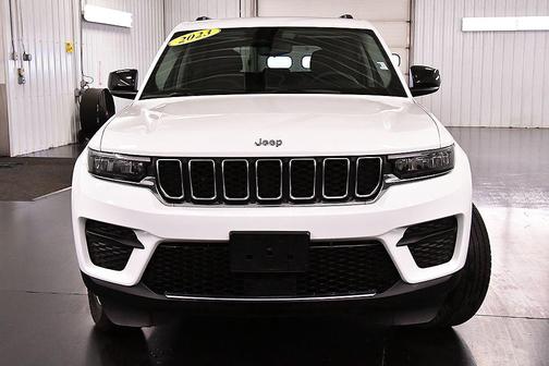 Bright White Clearcoat 2023 Jeep Grand Cherokee Laredo