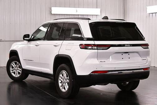 Bright White Clearcoat 2023 Jeep Grand Cherokee Laredo