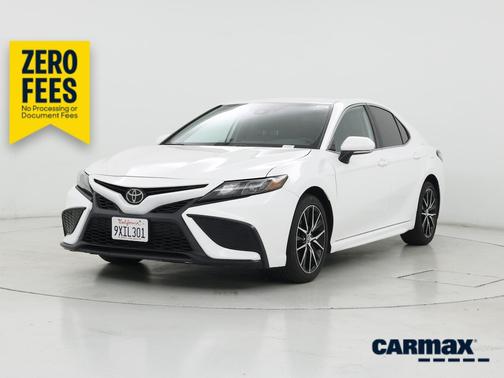 White 2023 Toyota Camry SE