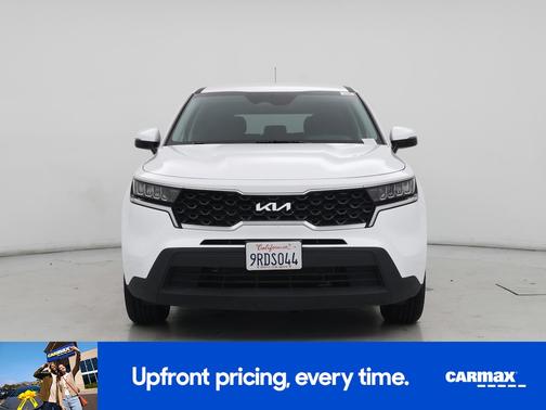 White 2023 Kia Sorento LX