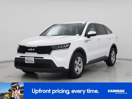 White 2023 Kia Sorento LX