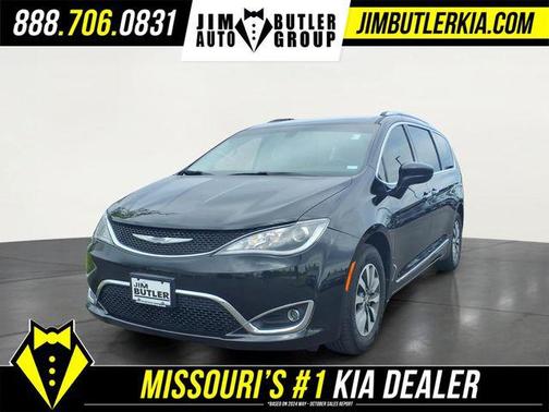 Brilliant Black Crystal Pearlcoat 2020 Chrysler Pacifica Touring-L Plus