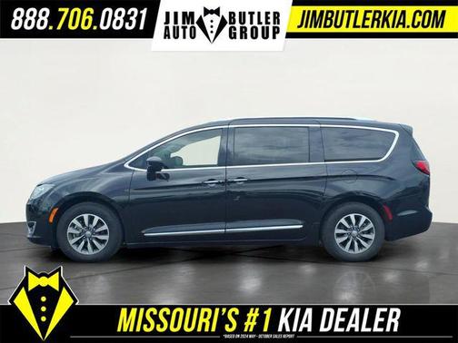 Brilliant Black Crystal Pearlcoat 2020 Chrysler Pacifica Touring-L Plus