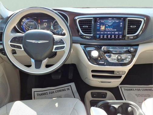 Luxury White Pearlcoat 2019 Chrysler Pacifica Limited