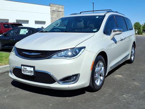 Luxury White Pearlcoat 2019 Chrysler Pacifica Limited