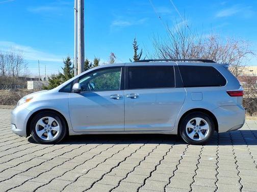 2017 Toyota Sienna LE