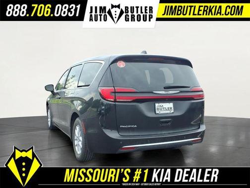 Brilliant Black Crystal Pearlcoat 2023 Chrysler Pacifica Touring L