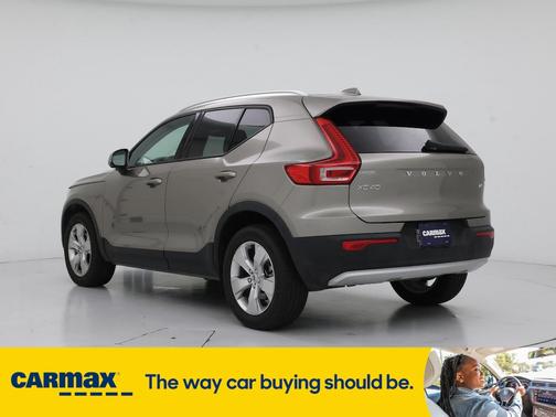 2022 Volvo XC40 T4 Momentum