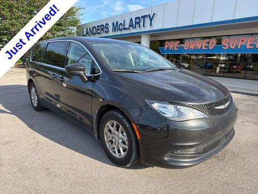 Brilliant Black Crystal Pearlcoat 2023 Chrysler Voyager LX