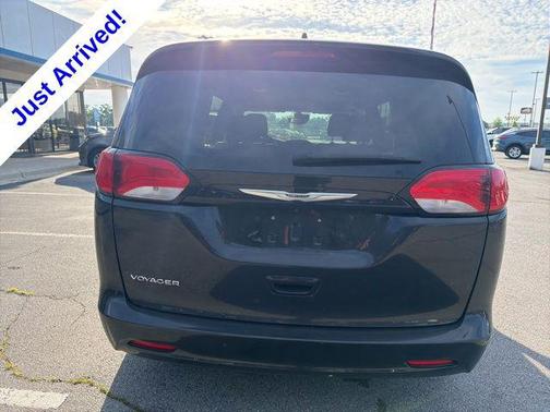 Brilliant Black Crystal Pearlcoat 2023 Chrysler Voyager LX