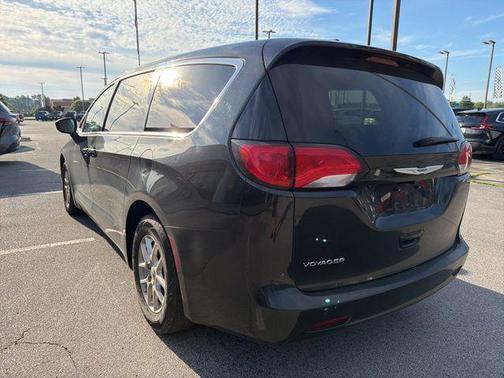 Brilliant Black Crystal Pearlcoat 2023 Chrysler Voyager LX