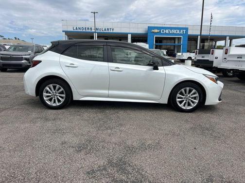 Wind Chill Pearl/Midnight Black Metallic 2023 Toyota Corolla SE