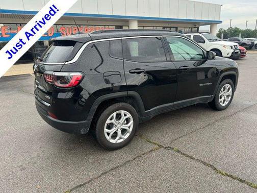 Diamond Black Crystal Pearlcoat 2024 Jeep Compass Latitude