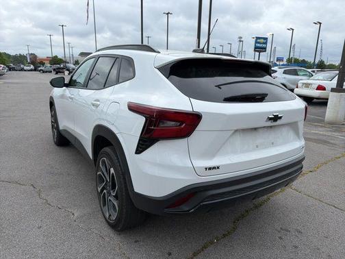 Summit White 2025 Chevrolet Trax FWD 2RS