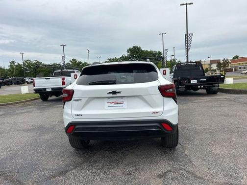 Summit White 2025 Chevrolet Trax FWD 2RS