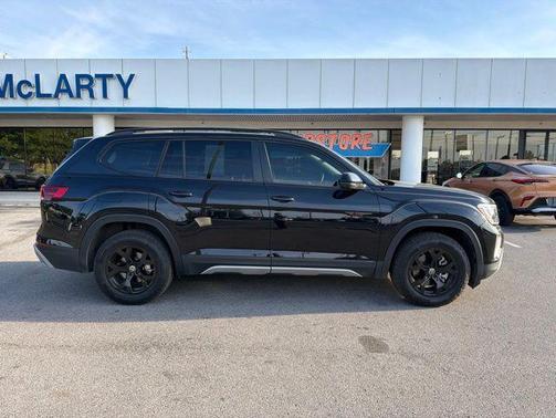 Deep Black Pearl 2025 Volkswagen Atlas 2.0T Peak Edition